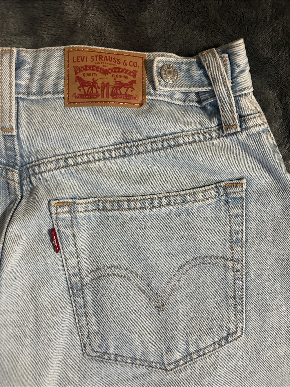 Light Wash High-Rise cinch barrel Jeans - Picture 5 of 5